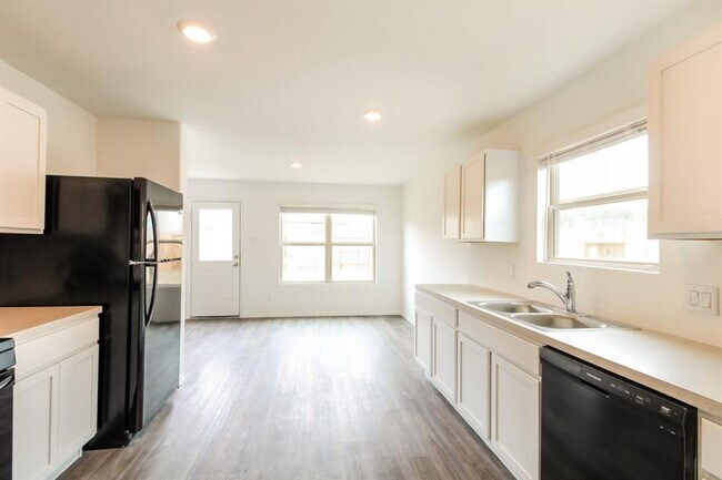 Building Photo - 2300 Plantation Dr