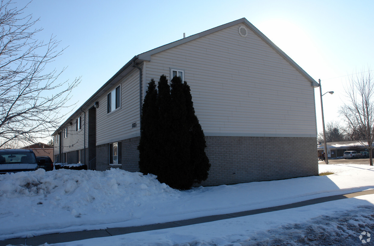 Building Photo - 15331 E 10 Mile Rd
