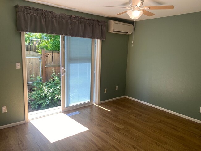 Foto del edificio - Spacious 3-Bedroom, 2.5-Bath Townhouse In ...