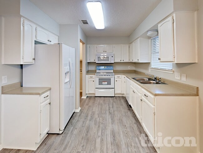 Foto del edificio - 521 Clover Dr