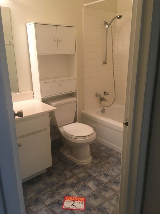 Building Photo - Beautiful Three Bedroom Two Bath Home with...