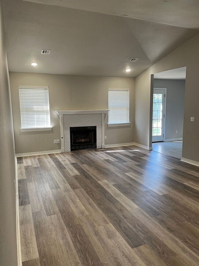 Building Photo - Great location!  3 Bedroom in Rogers!