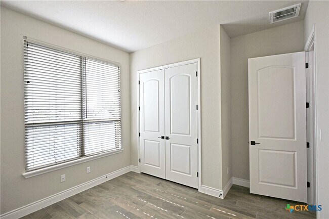 Foto del edificio - 588 Vale Ct