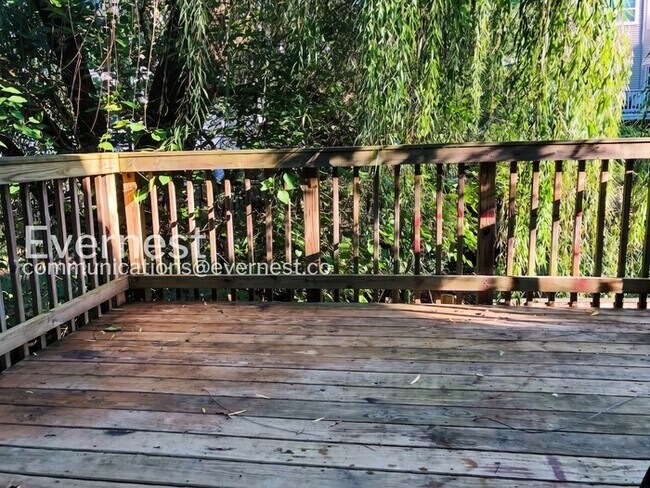 Building Photo - 3 Bed/3.5 Bath Townhome with Fenced Yard / Available Soon!