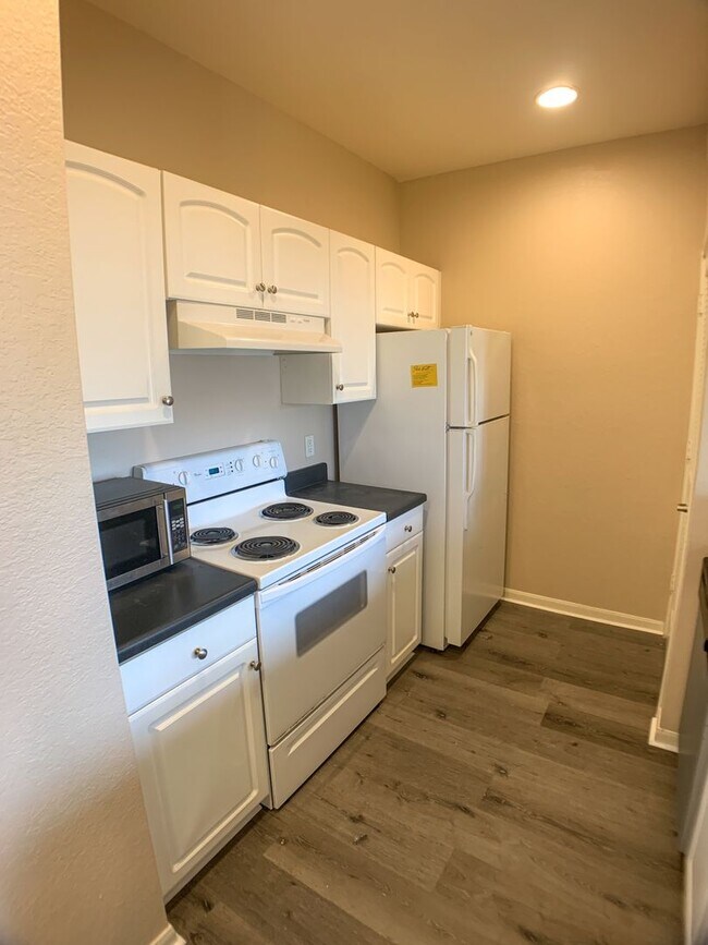 Building Photo - Great 1/1 Condo unit with city view