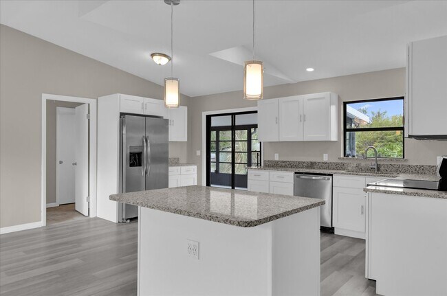 Building Photo - 2533 Edgewater Ave