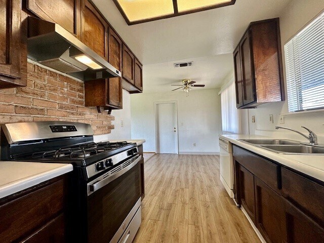Foto del edificio - Charming 3 bedroom 2 bathroom home in beau...