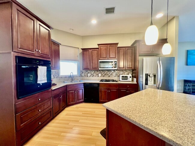 Building Photo - AVAILABLE NOW! GORGEOUS 4 Bedroom 2 Bathroom Home in Palm Desert!