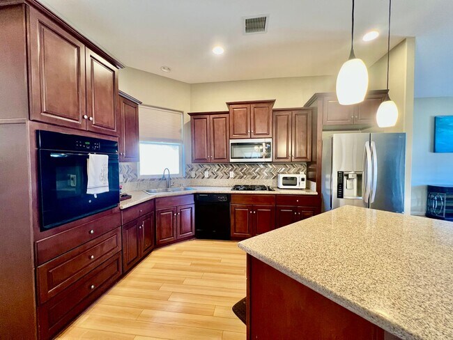 Foto del edificio - AVAILABLE NOW! GORGEOUS 4 Bedroom 2 Bathroom Home in Palm Desert!