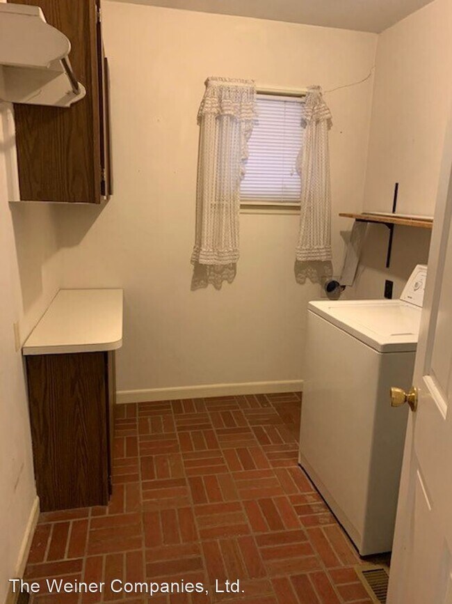 Building Photo - 3 br, 2 bath House - 1001 E. Shurts St.