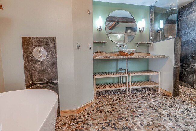 Foto del edificio - Spacious Forest Park Home with Views of Mt...