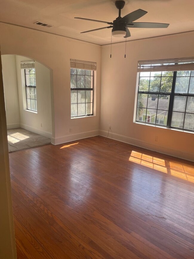 Building Photo - 1 bedroom Downtown Apartment in Historic D...