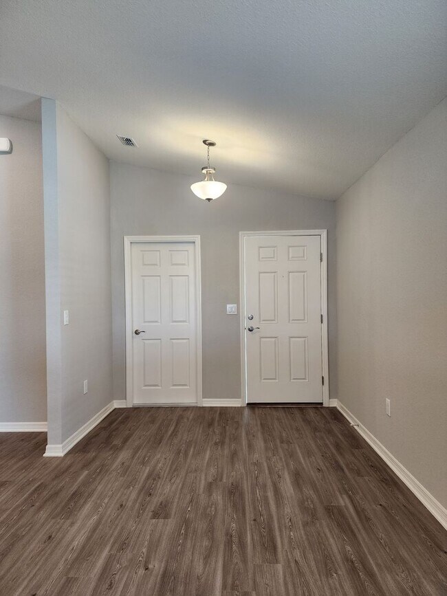 Foto del edificio - LIKE NEW!!! 4-Bedroom, 2-Bathroom in Villamar Winter Haven
