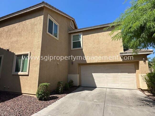 Building Photo - Phoenix home with over 2000 sq ft of livin...