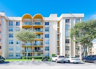 Building Photo - 9350 Fontainebleau Blvd