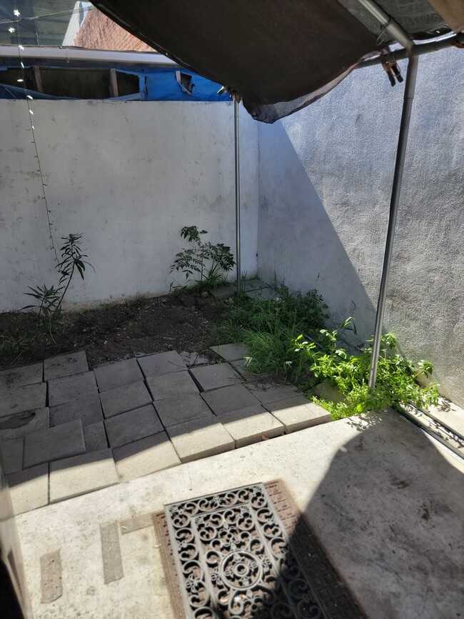 Private garden - 2000 W Temple St