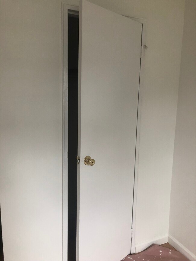 Closet - 15 7th Ave