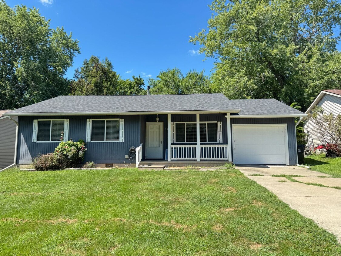 Foto principal - 3-Bedroom, 1-Bath Home with 1-Car Garage