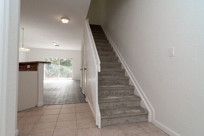 Escalera - 5108 SE Mariner Garden Cir