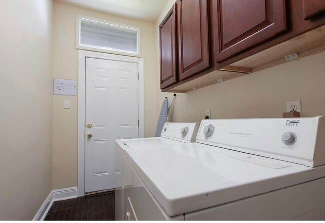 Laundry Room - 2506 Myrtle St