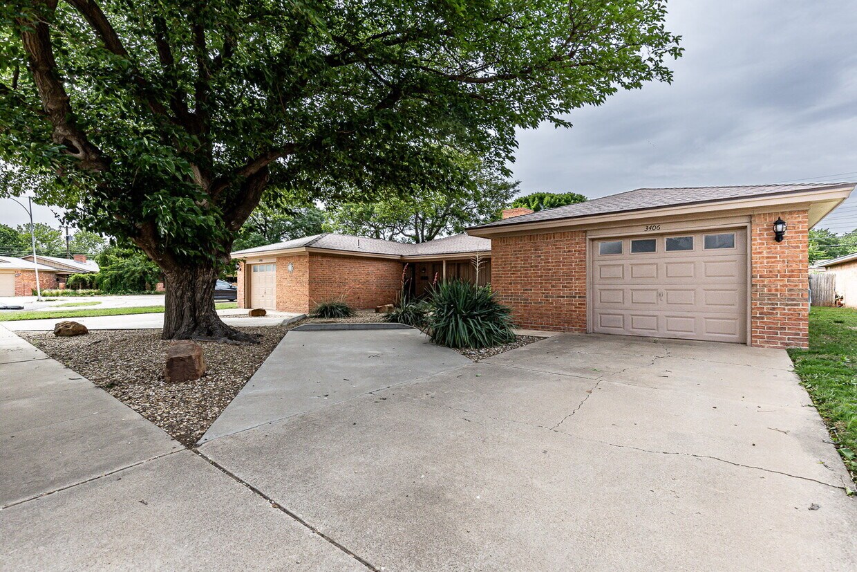 Primary Photo - Welcome Home to Your Dream Duplex in Melon...