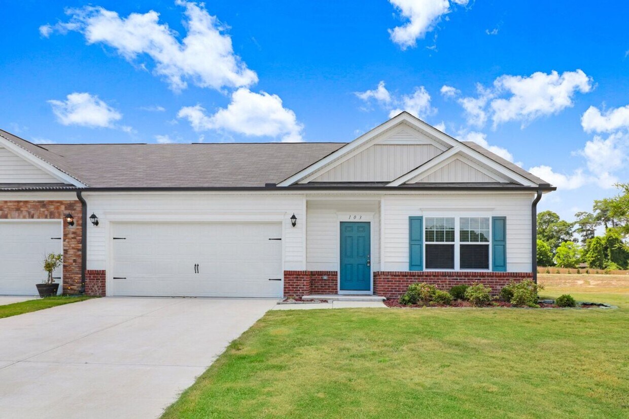 Foto principal - DRAKE ESTATES 3 BR | 2 BA Townhome w/ 2-Ca...