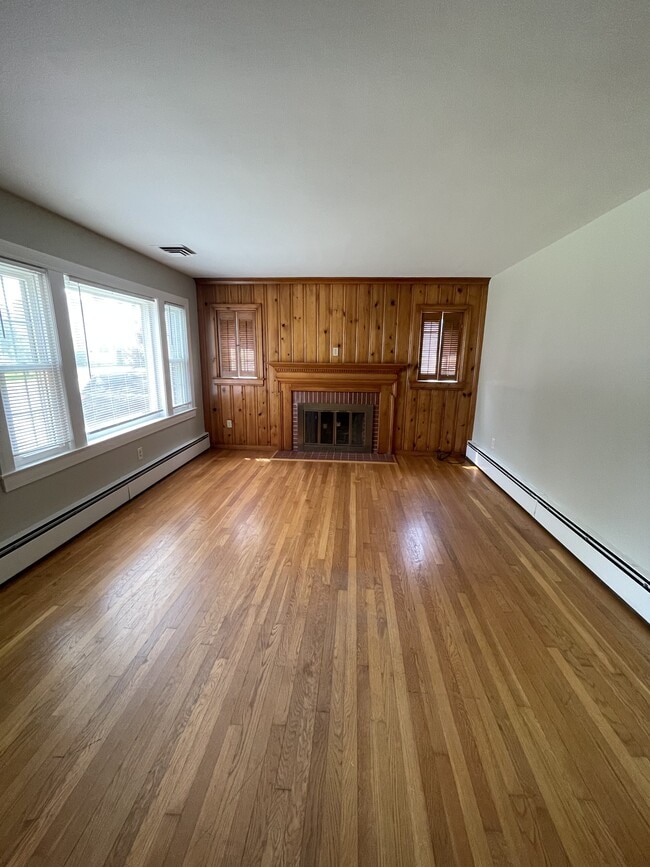 Building Photo - 206 N Saratoga St