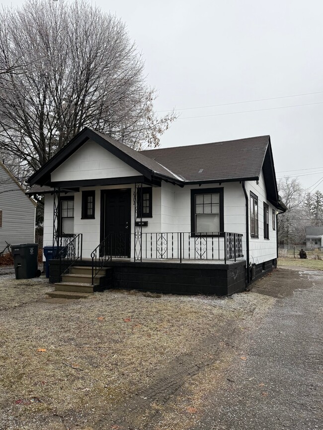 Building Photo - 2302 Barth St