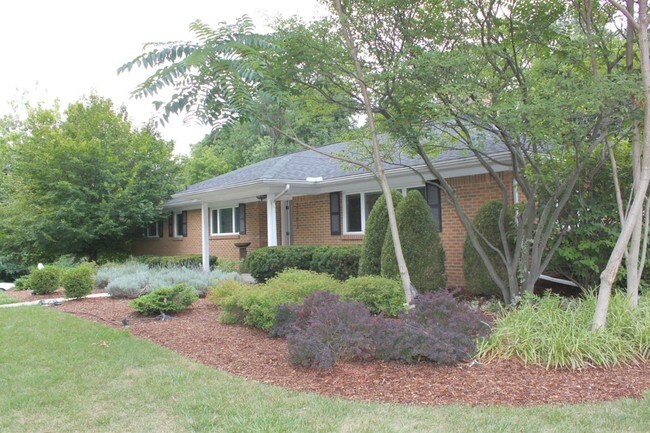 Building Photo - 2781 Kenilworth Dr