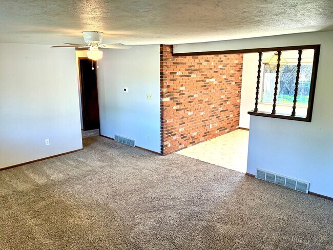 Foto del edificio - 3 Bedroom, 1 Bath Home with 1 car attached...