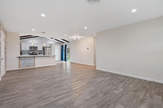 Foto del edificio - 5211 Halmark Dr