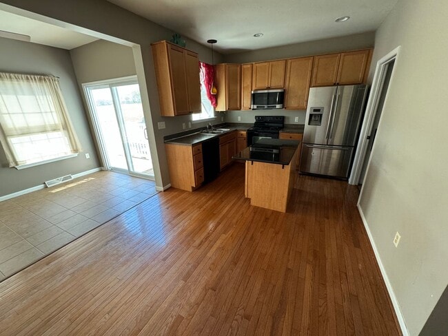 Building Photo - End unit townhome