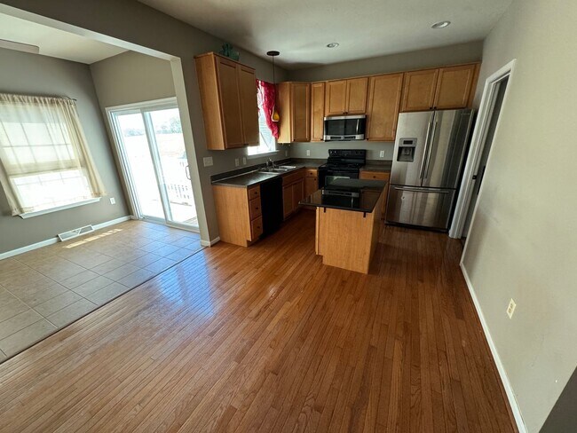 Foto del edificio - End unit townhome