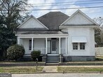 Foto principal - Charming 4-Bedroom Home Near Downtown