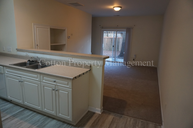 Foto del edificio - 3BR/3BA Townhome off Wilshire Rd. Central ...