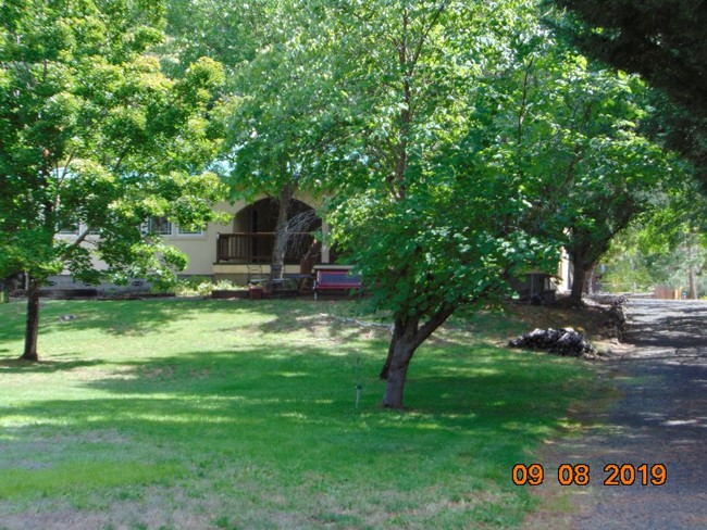 Building Photo - Riverfront Home near Shady Cove