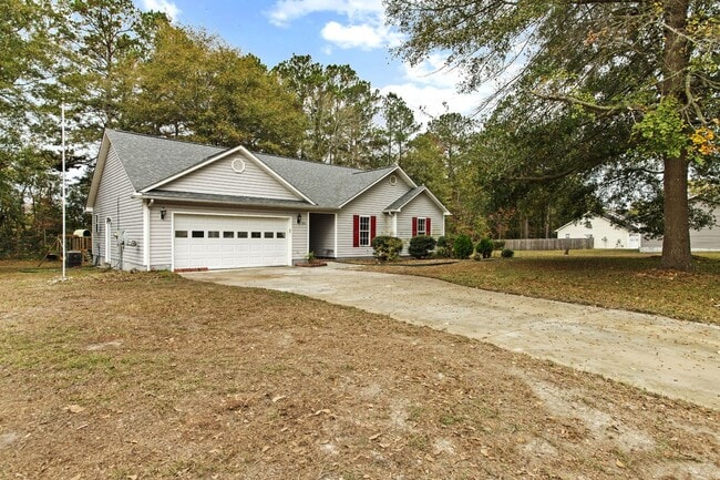 Building Photo - Cul-de-Sac Retreat with Vaulted Ceilings, Fireplace & Large Deck