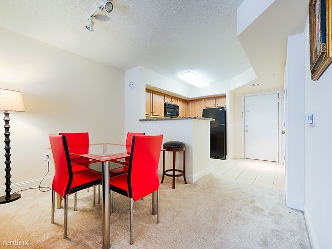 Building Photo - 1 br, 1 bath Apartment - 700 Danforth St