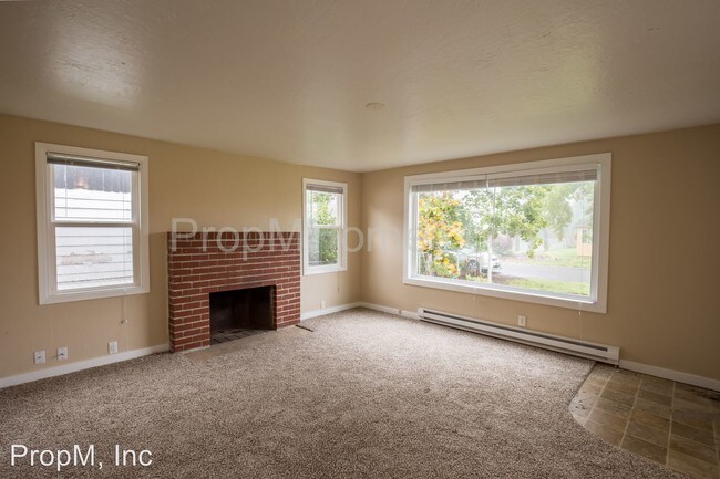 Building Photo - 15 NE 133rd Ave