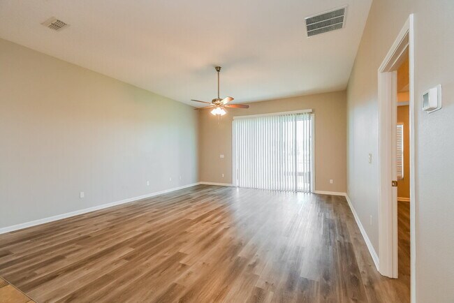 Foto del edificio - 16269 Stanis Ct