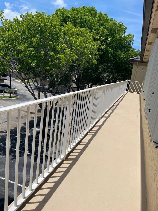 Foto del edificio - 2060 Greenview Shores Blvd