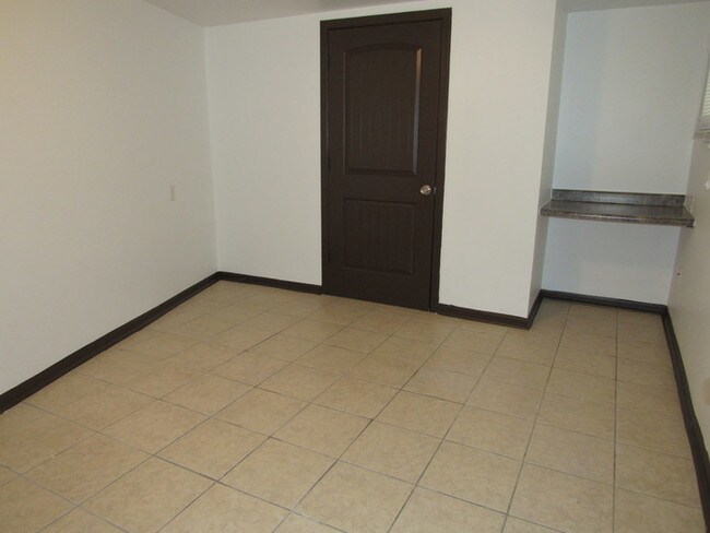 Building Photo - *SELF SHOW AVAILABILITY* 302 E Walnut #C