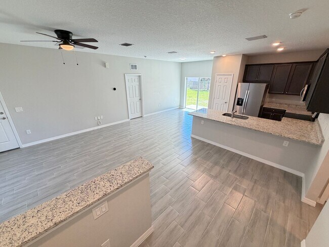 Foto del edificio - Beautiful 3 Bedroom, 2 Bathroom Home in Palm Bay!!