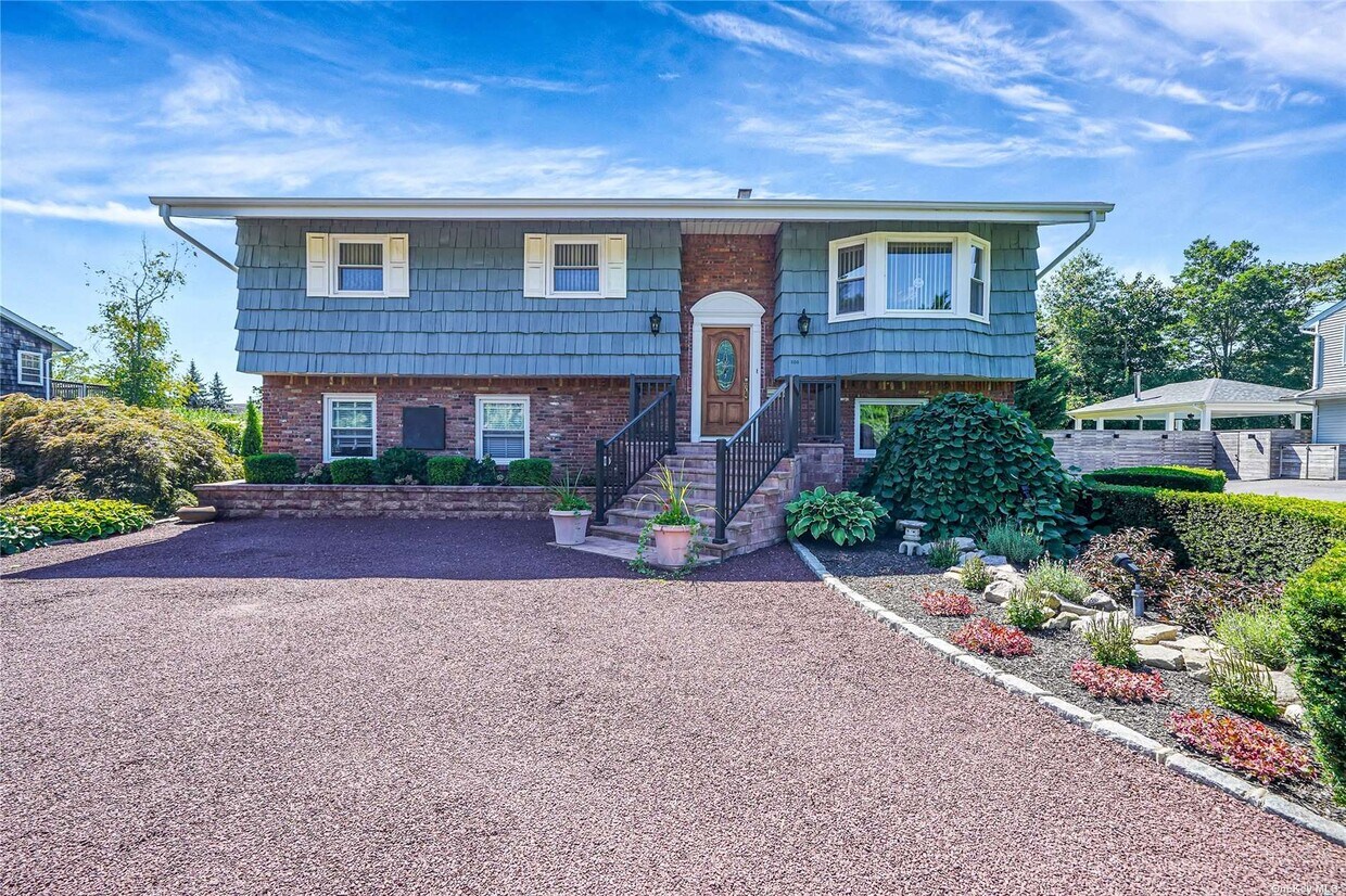 Primary Photo - 300 Oak Neck Ln
