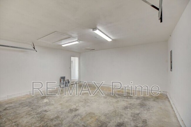 Building Photo - 808 Sandoval Dr