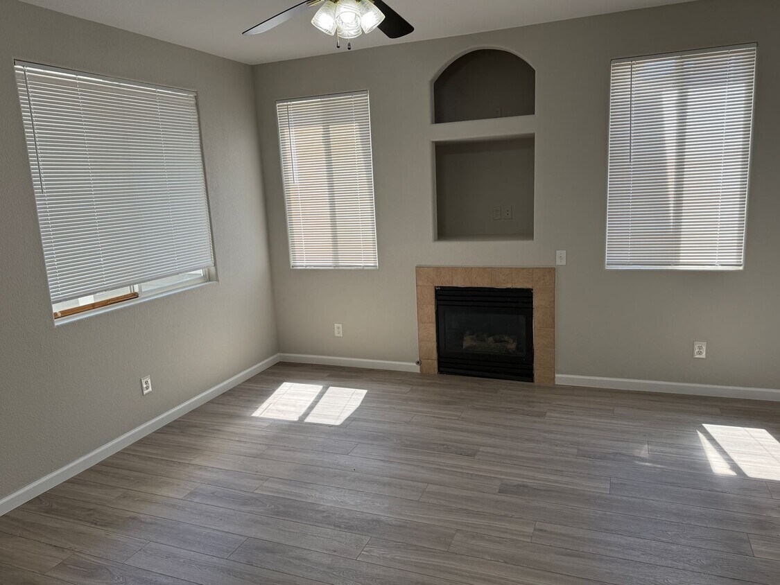 Foto principal - 3 bedroom townhome with 2 car garage!