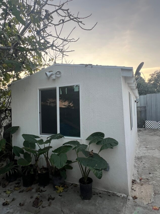 Lado - 9613 Anzac Ave