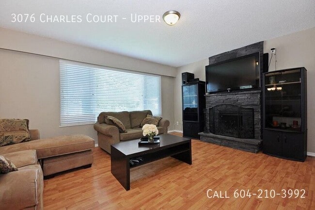 Building Photo - Beautiful Upper Floor With Open Living Space!