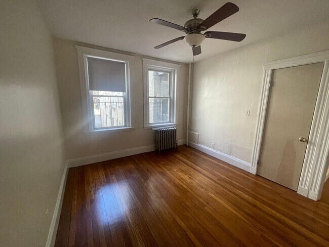 Foto del edificio - Avl Now - No fee! Spacious 1BR in elevator...
