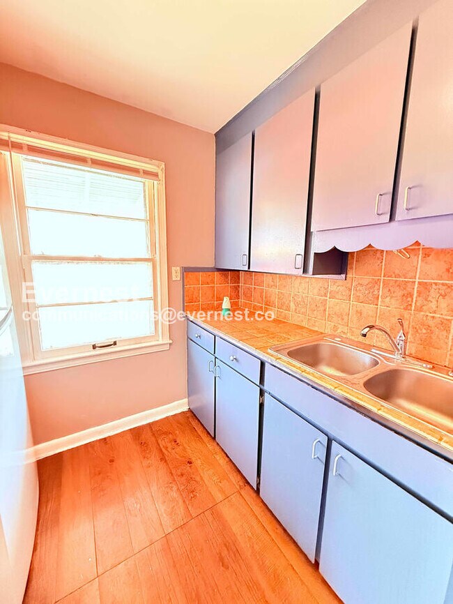 Foto del edificio - 3 Bed/1 Bath Home with Detached Garage / Vouchers Accepted / Available Now!